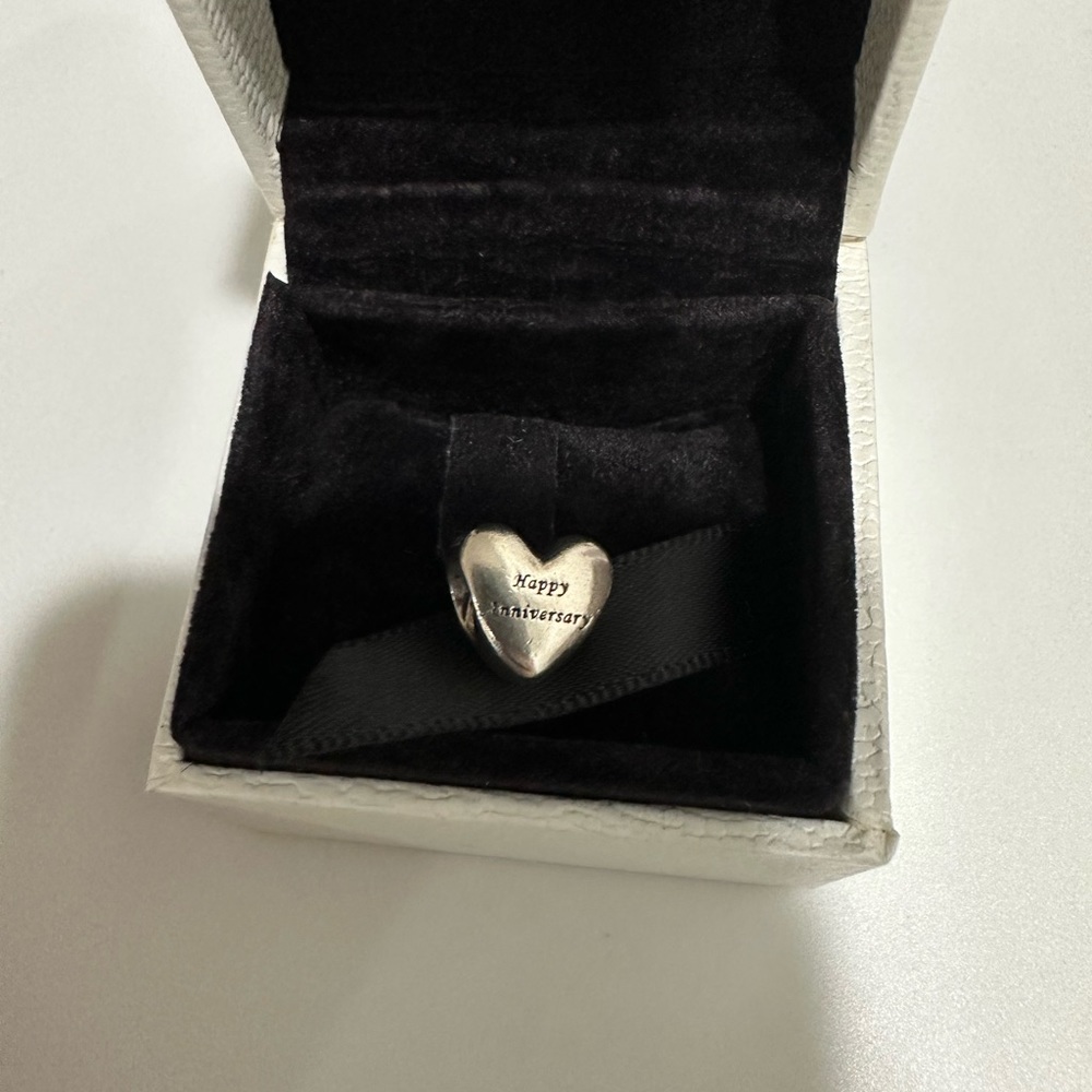 Pandora Happy anniversary charm
